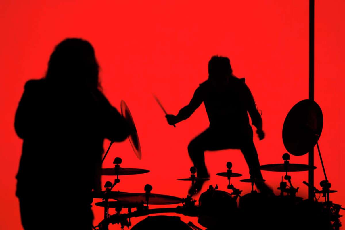 El baterista Alex González salta detrás de su batería en el Toyota Center el viernes 1 de septiembre de 2023, en el centro de Houston.