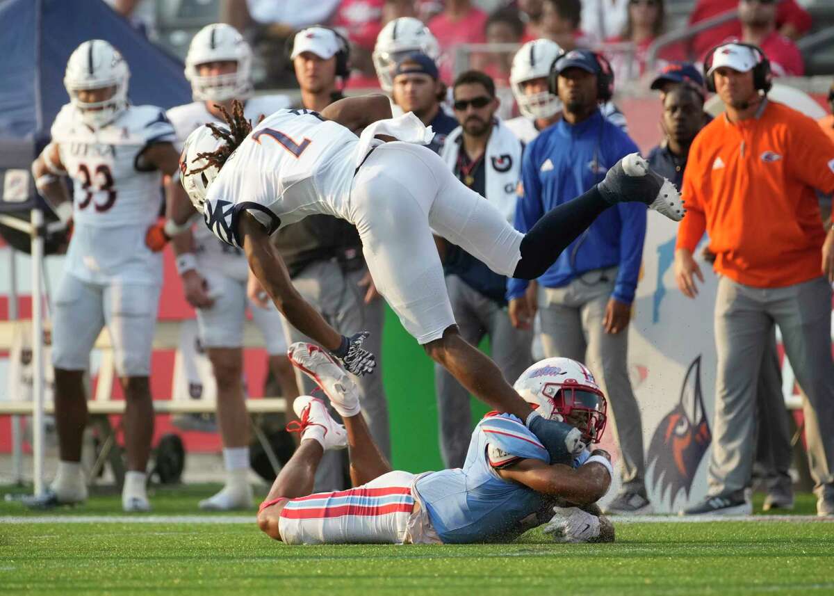 Donovan Smith throws 2 TD passes, Houston holds off UTSA 17-14