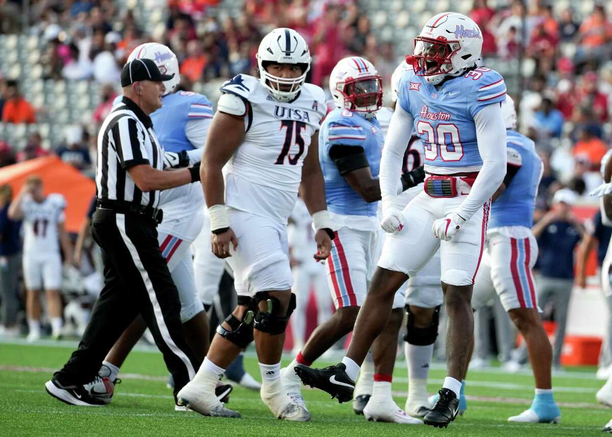 Donovan Smith throws 2 TD passes, Houston holds off UTSA 17-14