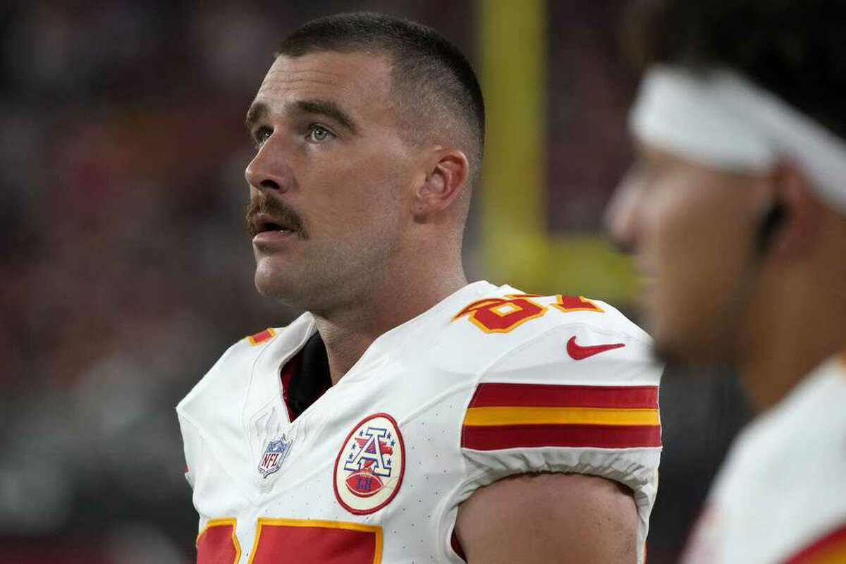 Kansas City Chiefs tight end Travis Kelce suffers knee injury