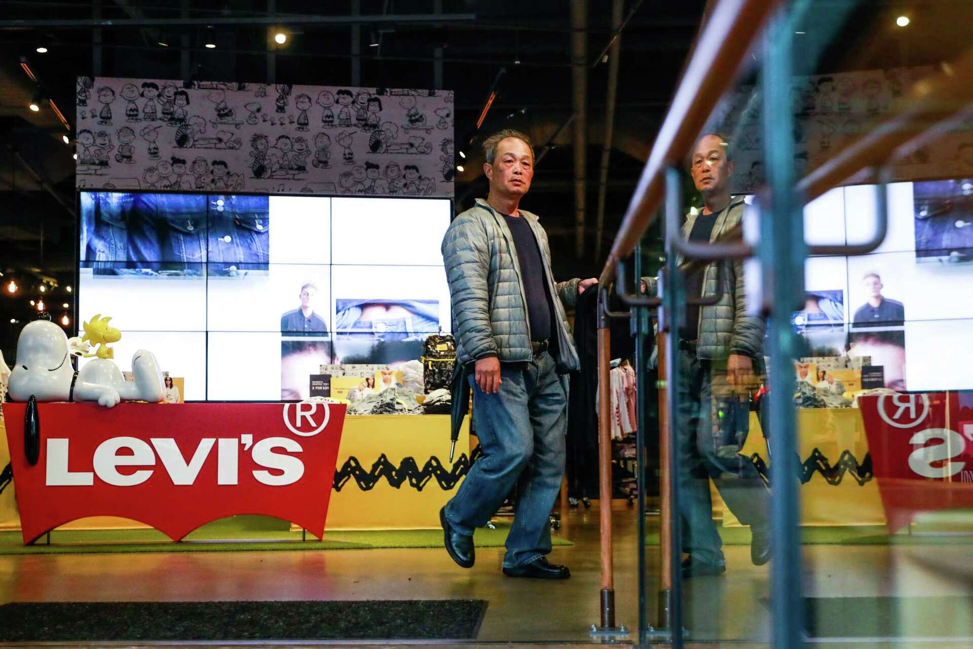 Levi s renews lease on S.F. s troubled Market Street