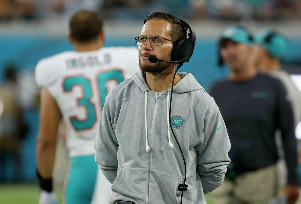 Dolphins' McDaniel shows his evolution as coach; Marino gets some