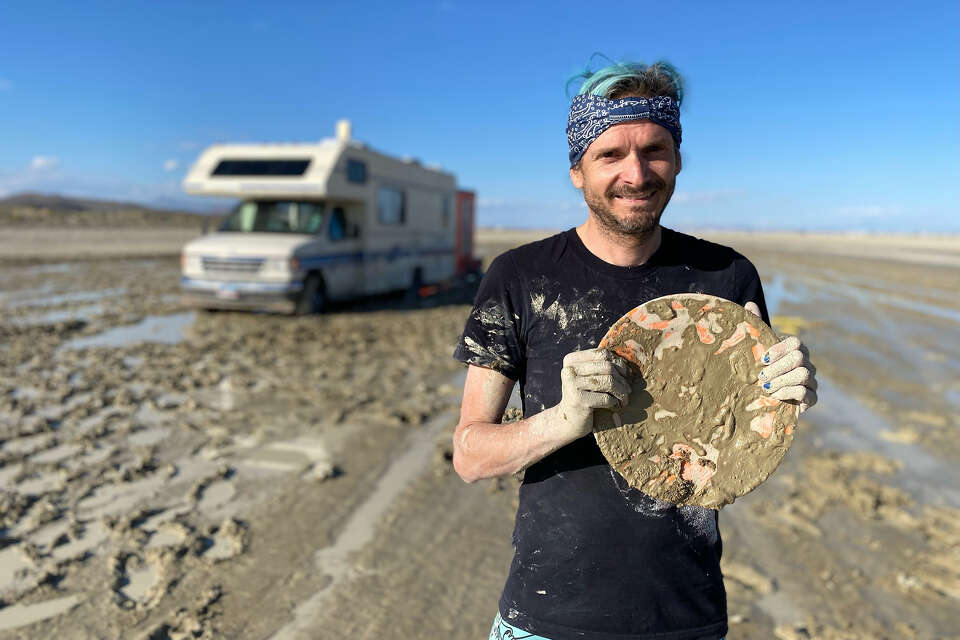 Участник Burning Man пытается откопать свой фургон... с помощью тарелки. 