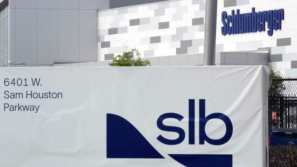 ARCHIVO - Un anuncio de SLB, antes Schlumberger, se exhibe en su sede el martes 21 de marzo de 2023, en Houston. (AP Foto/David J. Phillip, archivo)