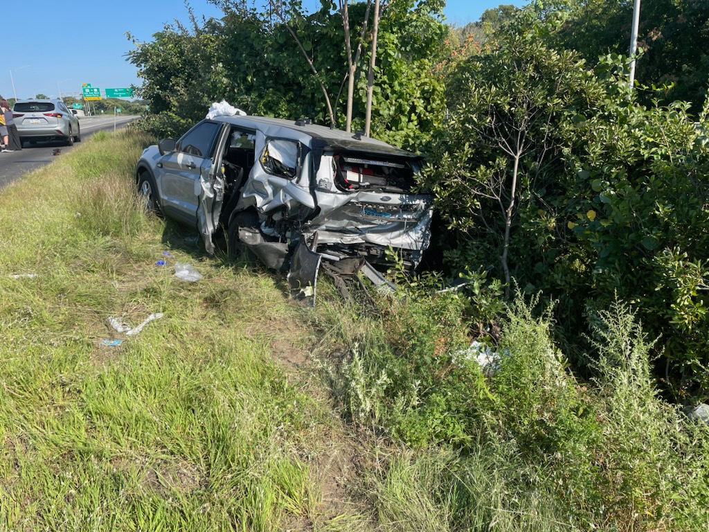 CT state police car crash closes I95 and Gold Star Bridge in Groton