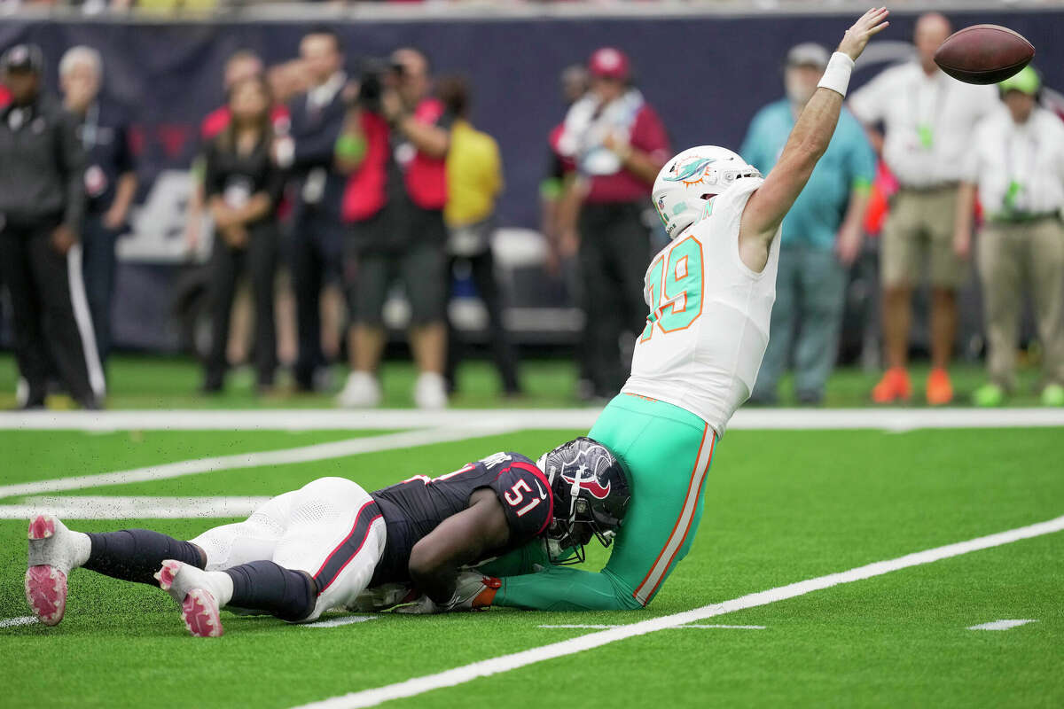 WATCH: Falcons defense sacks Dolphins QB Skylar Thompson