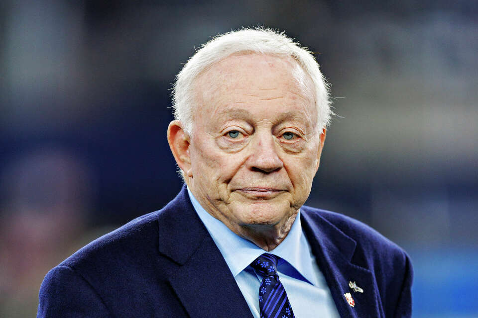 Dallas Cowboys unveil creepy Jerry Jones A.I. hologram