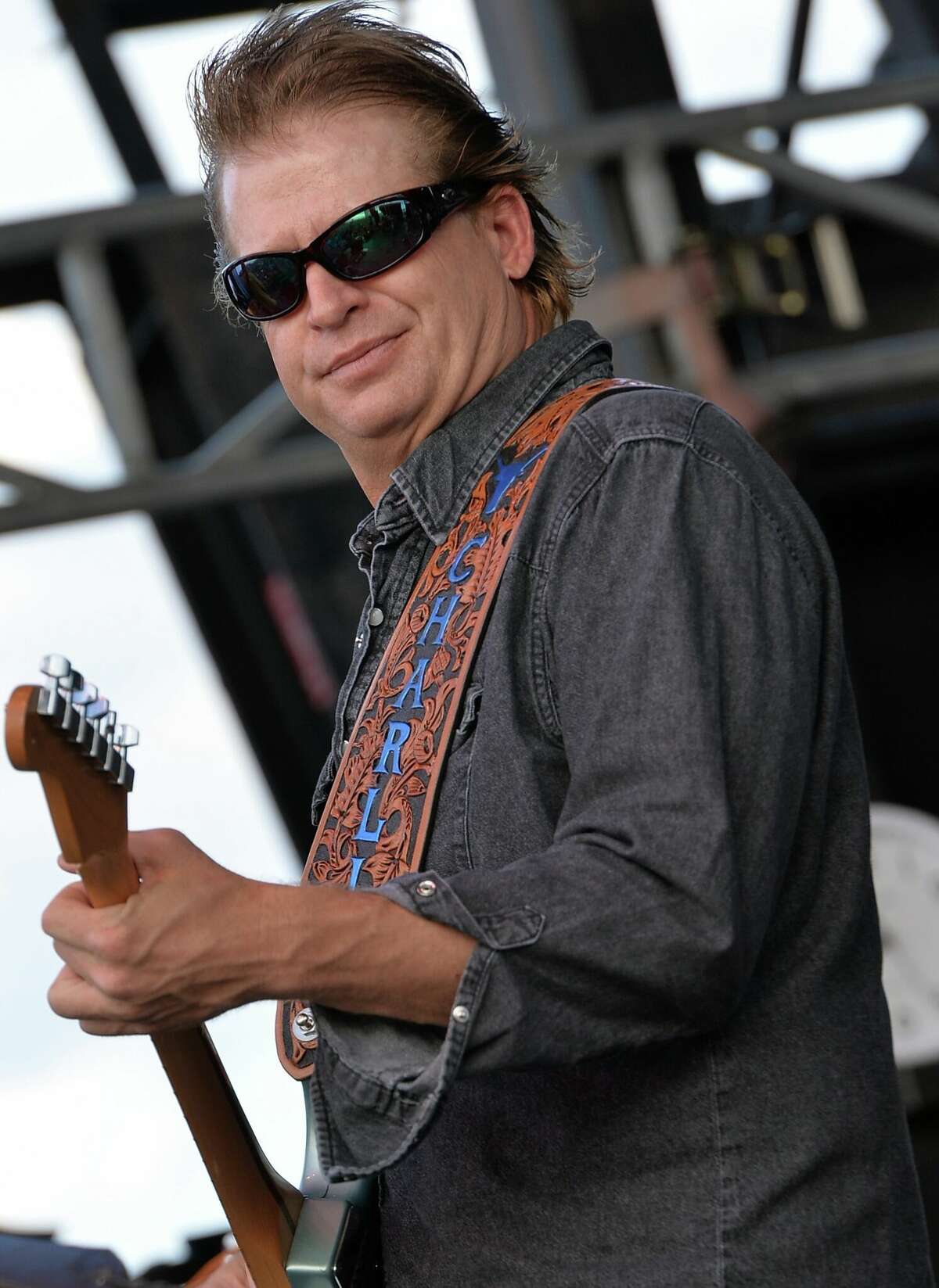 Charlie Robison występuje na Texas Thunder Festival 2013 – dzień 1 17 maja 2013 w Gardendale w Teksasie.