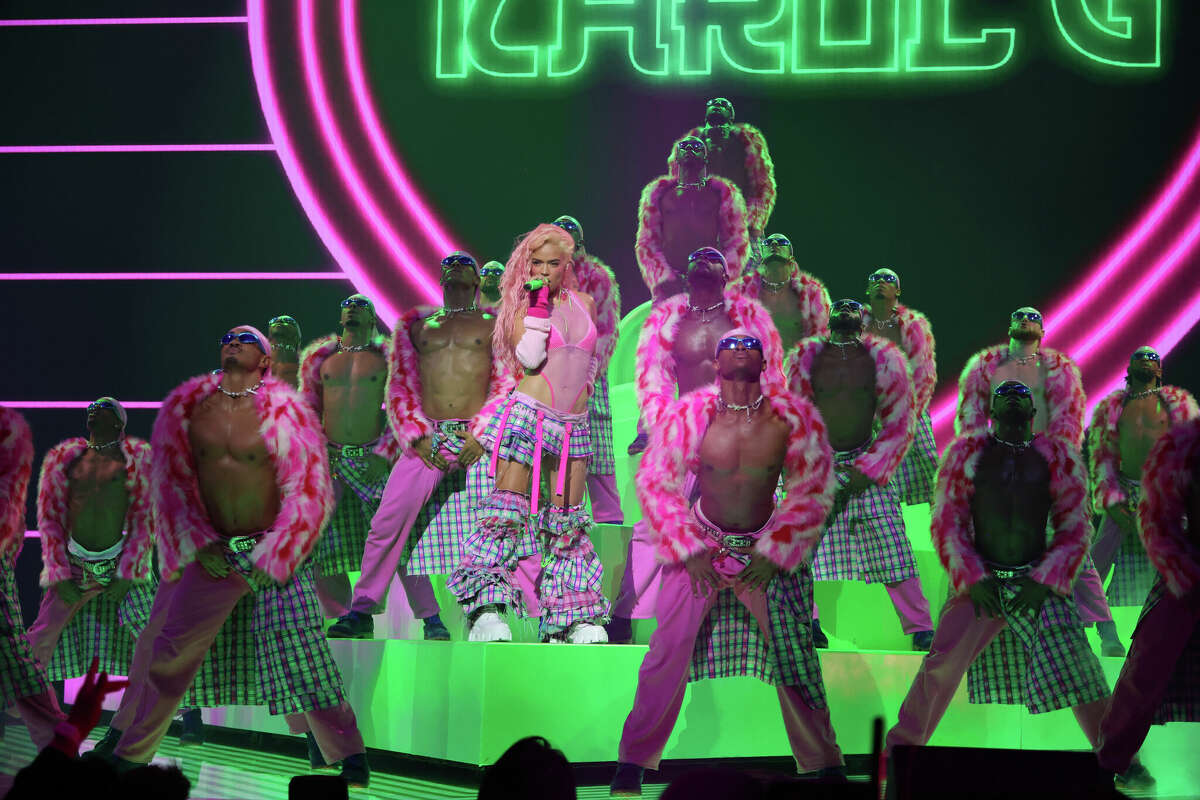 Connecticut dancer takes the stage with Karol G at the VMAs
