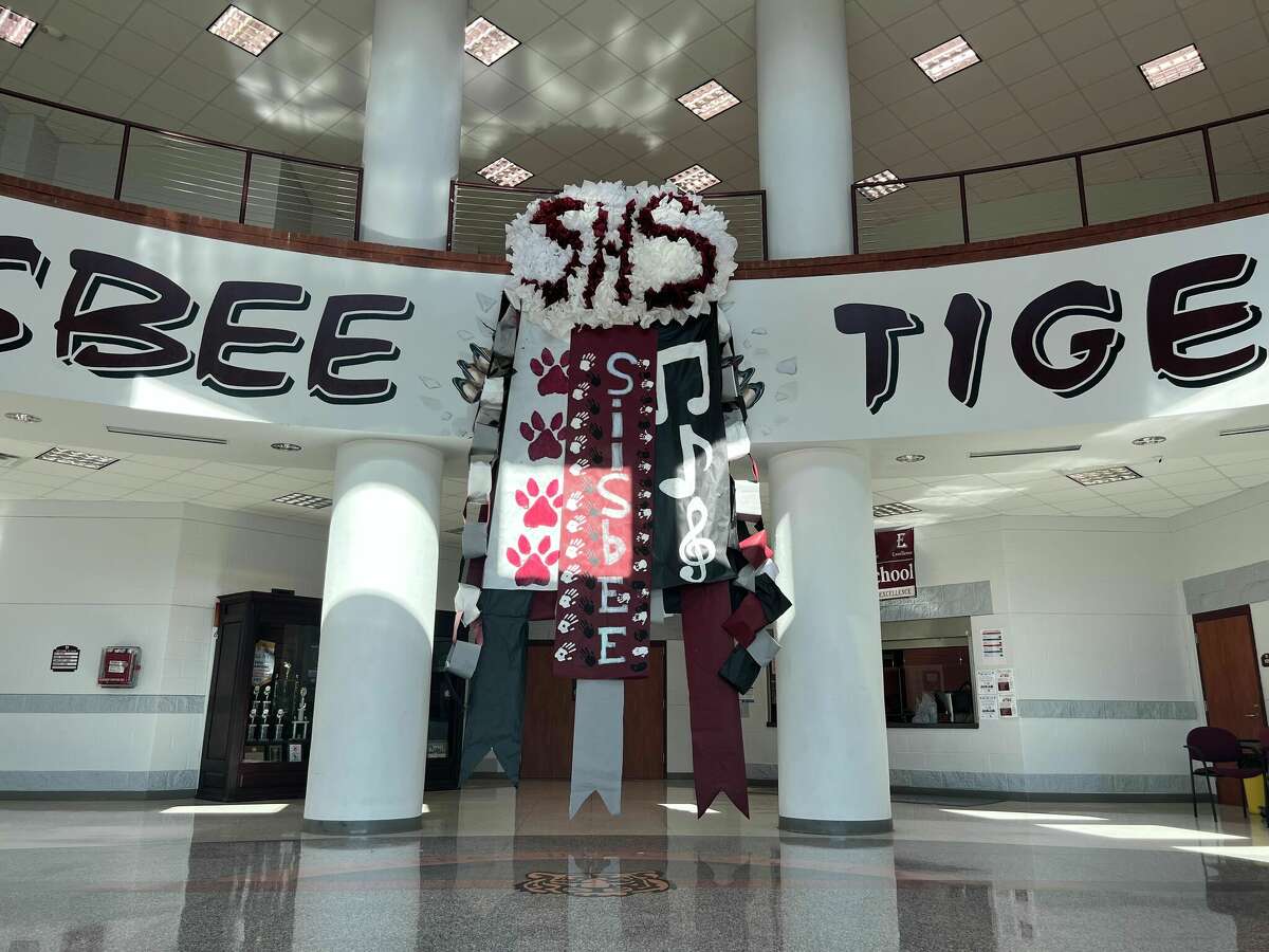 Silsbee High School students unveil 'Texassized' mum for
