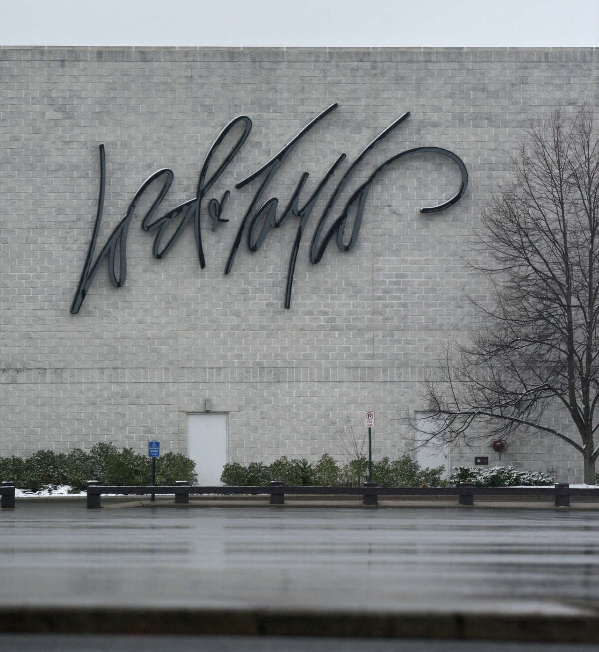 Danbury Fair mall wants to convert empty Lord Taylor into apartments