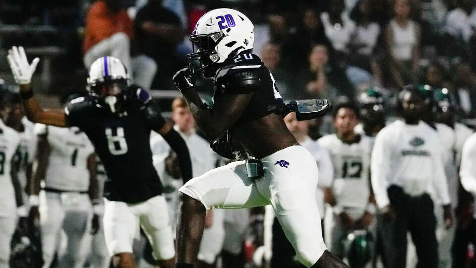 Fort Bend Ridge Point running back Wesley Drummer (20) runs for a 24-yard touchdown during the first quarter of a District 20-6A high school football game at Edward Mercer Stadium, Thursday, Sept. 14, 2023, in Sugar Land.