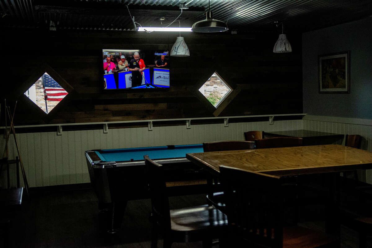 Big Wig's 'dive bar' opens in Milford on New Haven Ave.