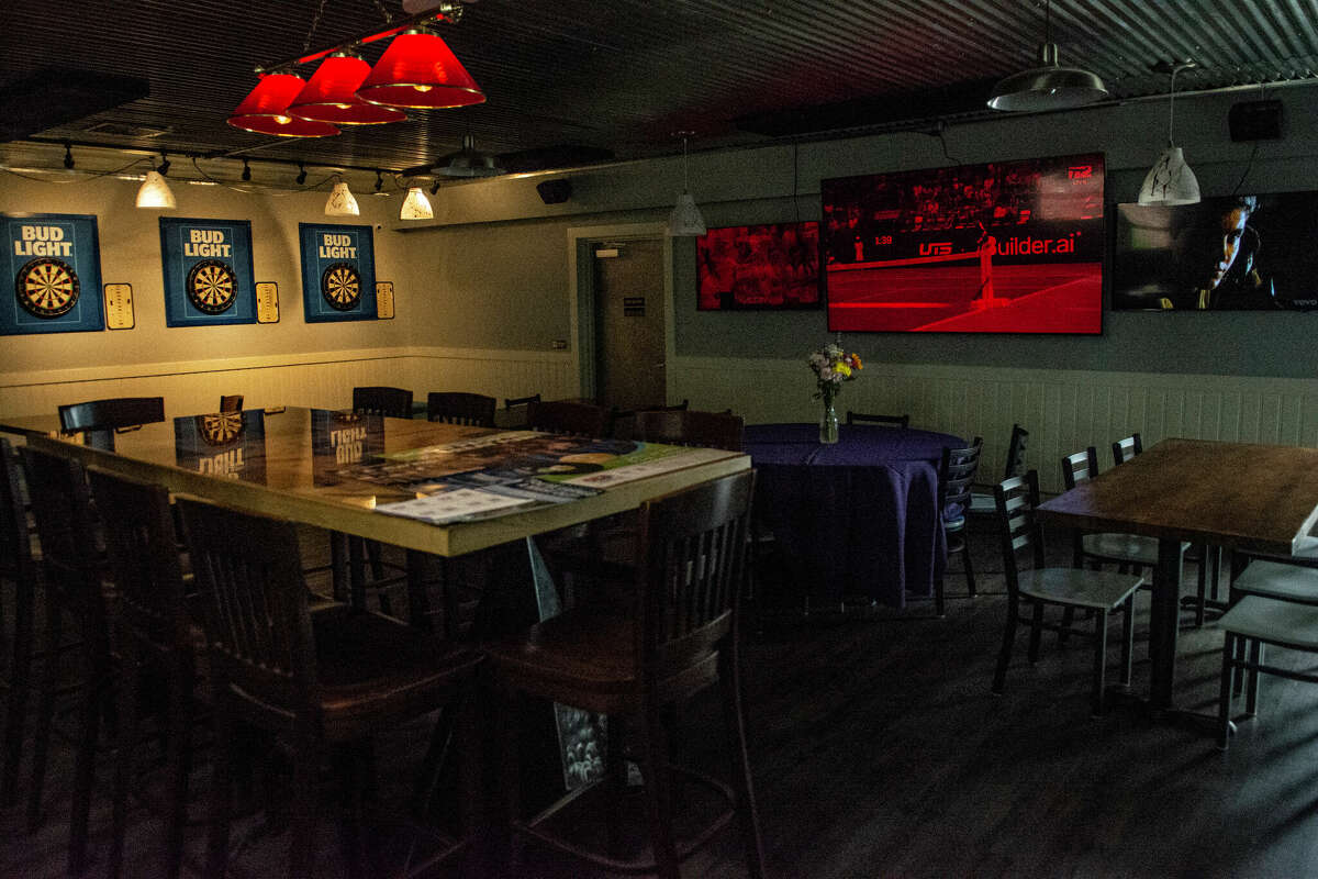 Big Wig's 'dive bar' opens in Milford on New Haven Ave.