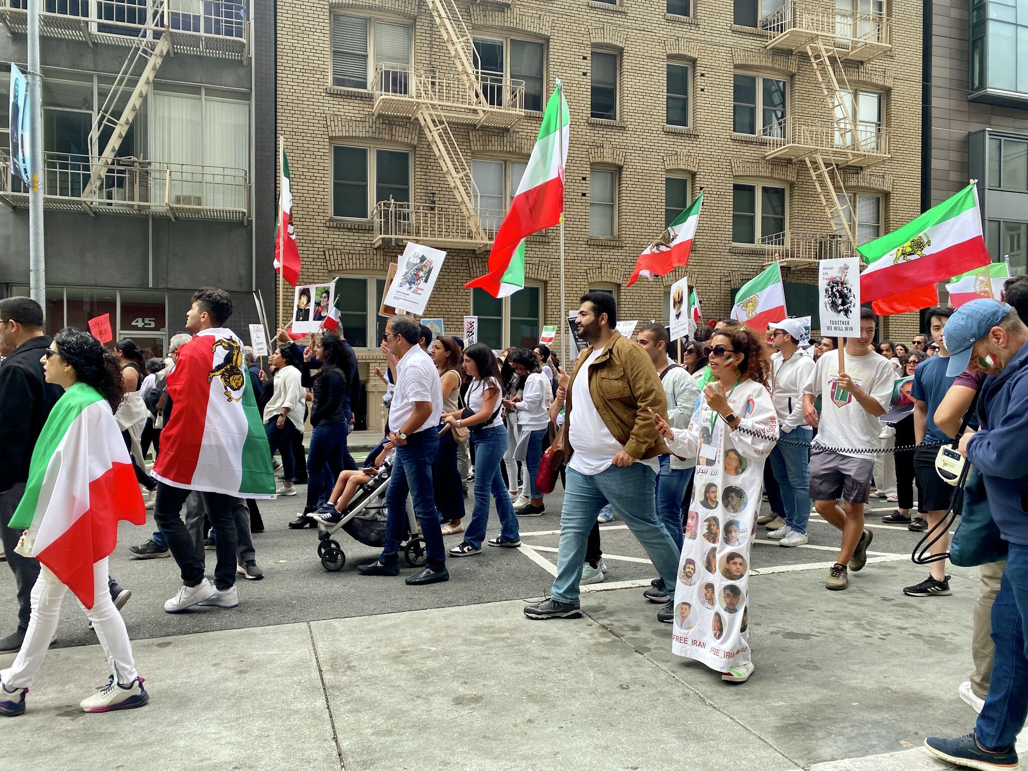 旧金山游行者纪念在伊朗引发革命的女性