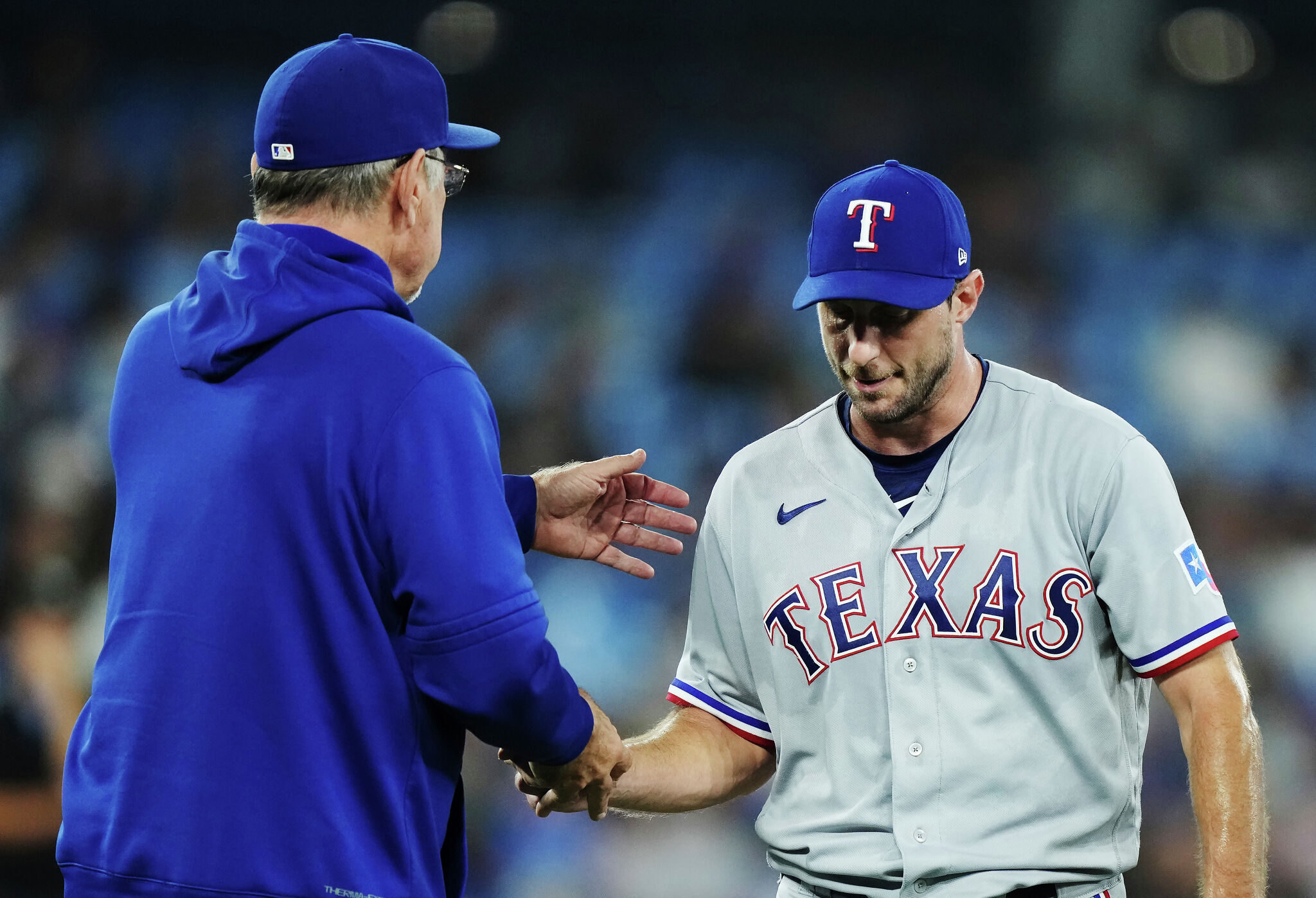 Bruce Bochy talks long walks to the mound as Rangers manager vs