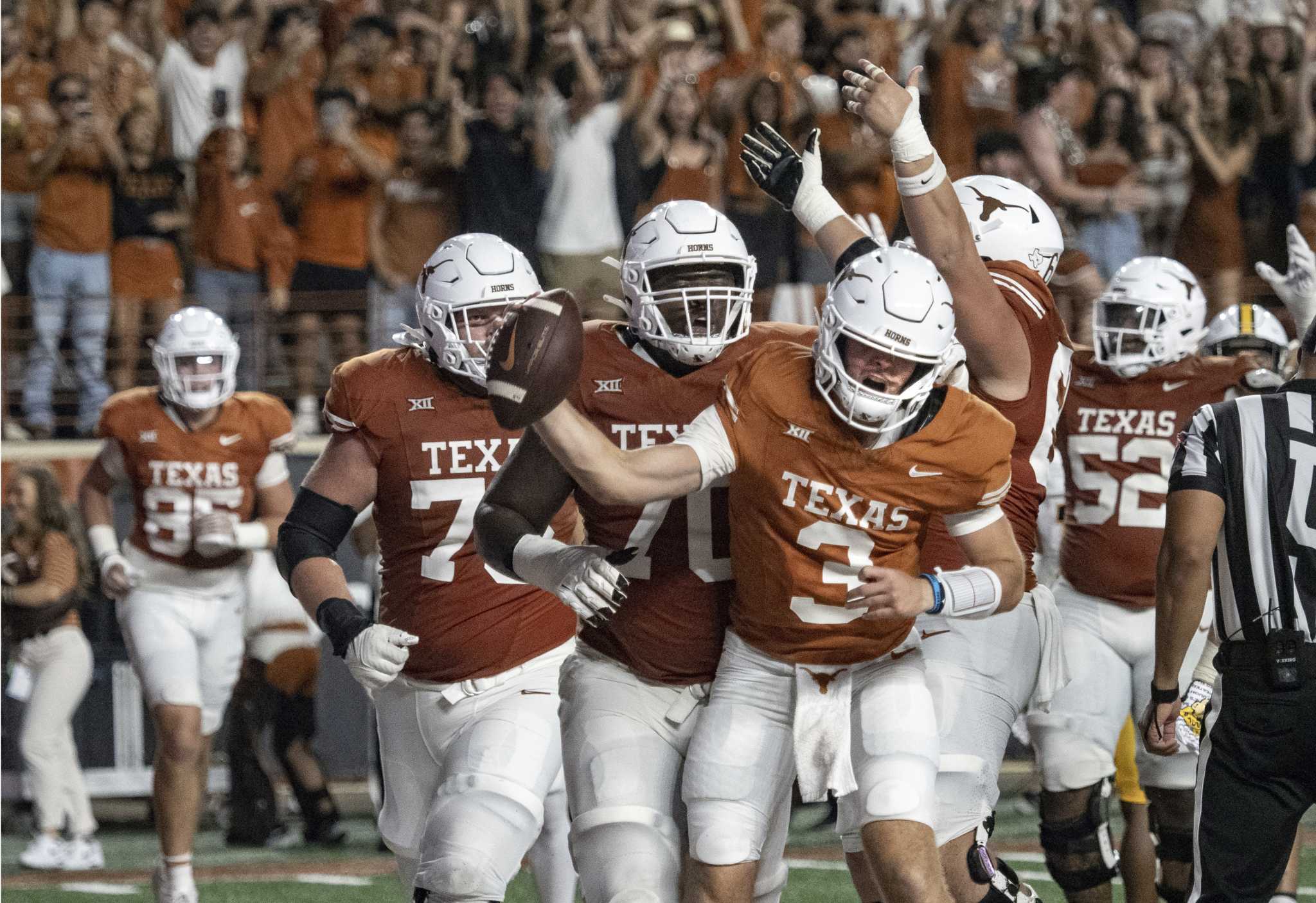 LOOK: Steve Sarkisian, Texas players arrive to Alamo Bowl