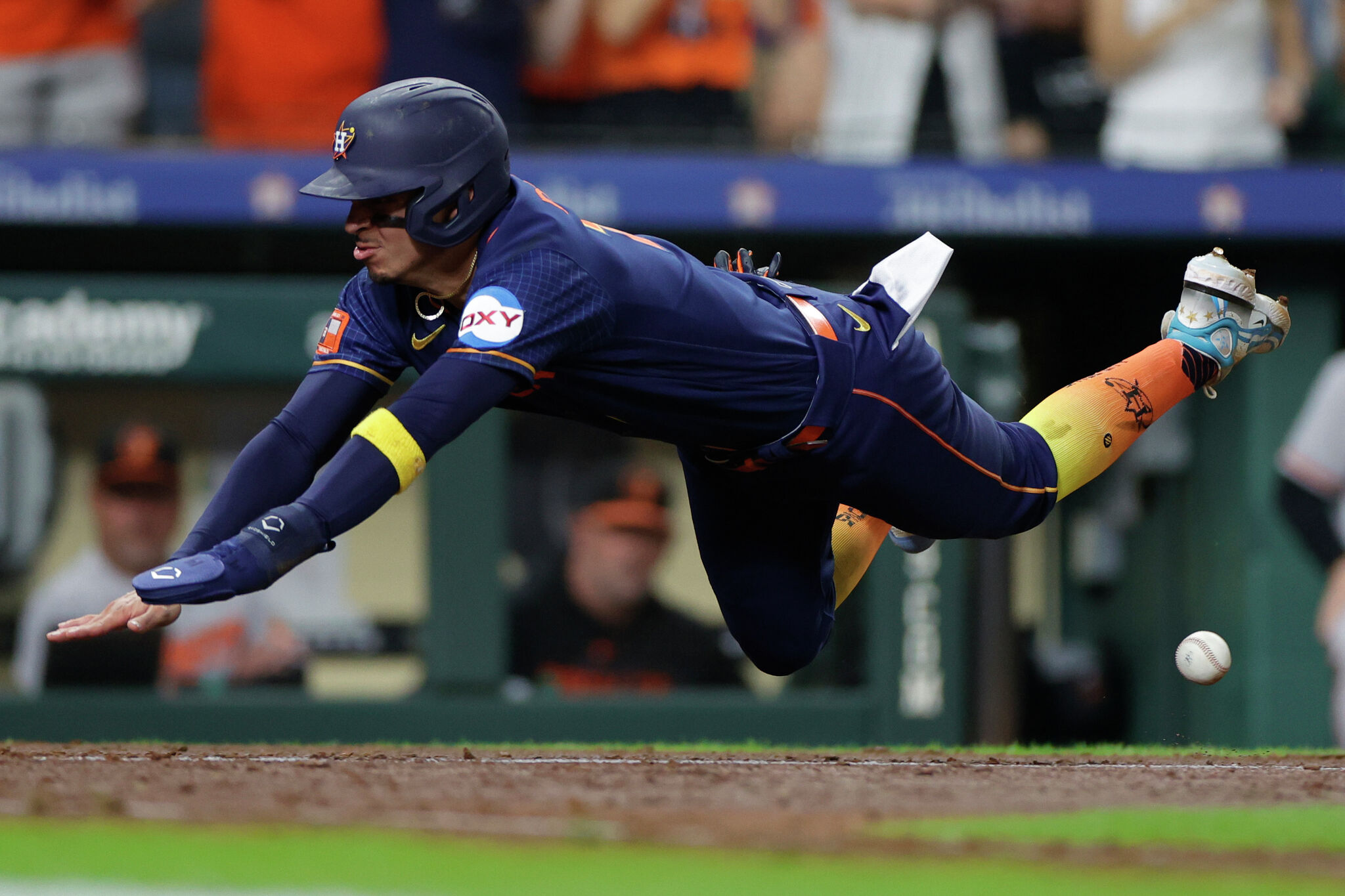 Astros pull within half-game of Athletics in American League West