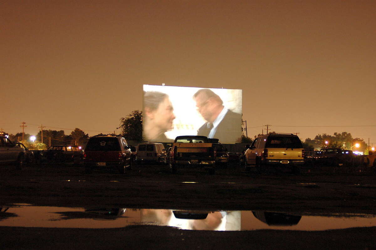 Δείτε αυτοκίνητα οικογενειών και φίλων "το χωριό," Στο Santikos Mission 4 Drive-In Theatre στο San Antonio το 2004.