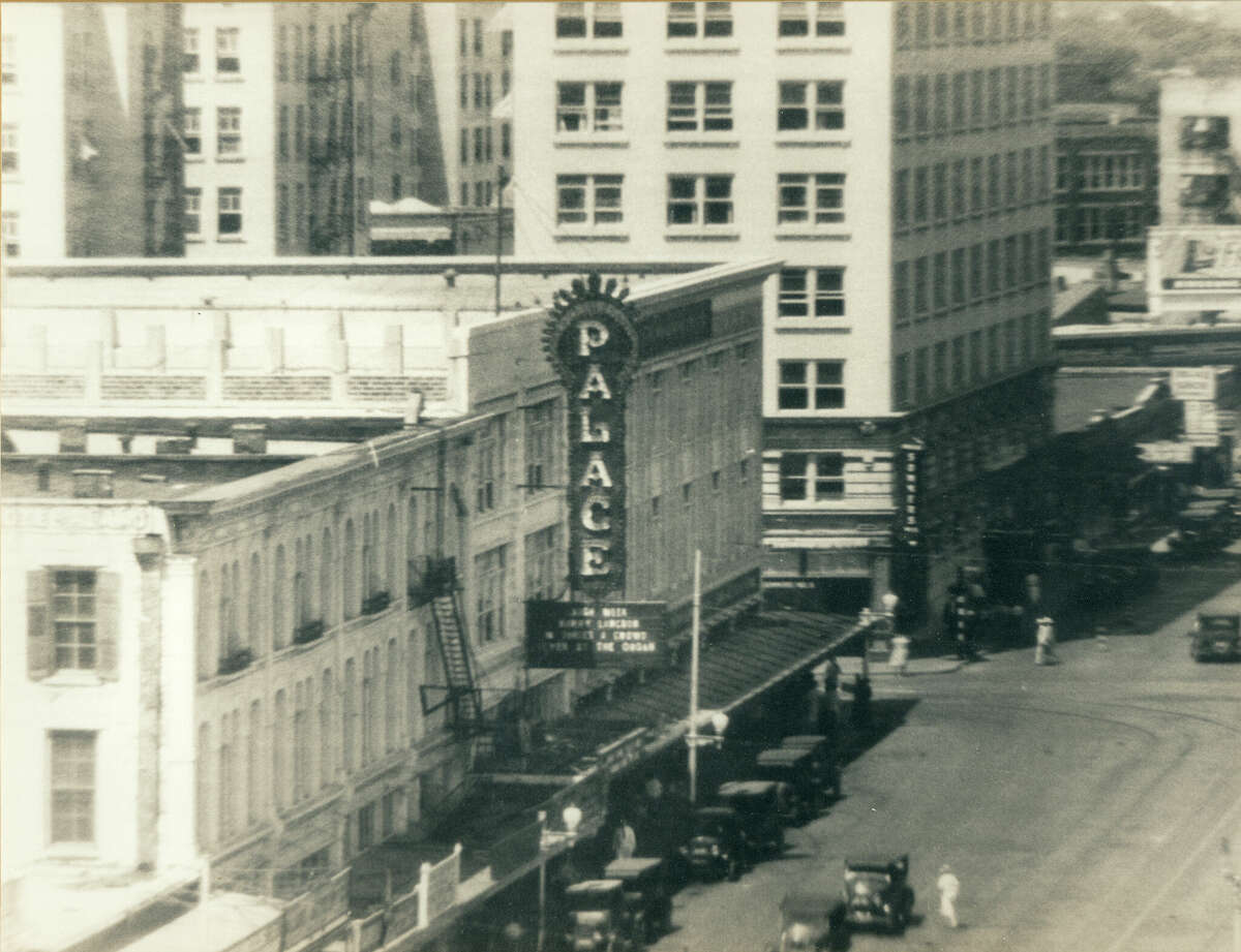 Άνοιξε το 1923, το Palace ήταν ο πρώτος κινηματογράφος που χτίστηκε από τον Luis Santicos στο Σαν Αντόνιο.  Απέναντι από το Alamo, το παλάτι προσφέρει ταινίες, θεατρικό θέατρο, συμφωνικές συναυλίες και άλλη ψυχαγωγία.