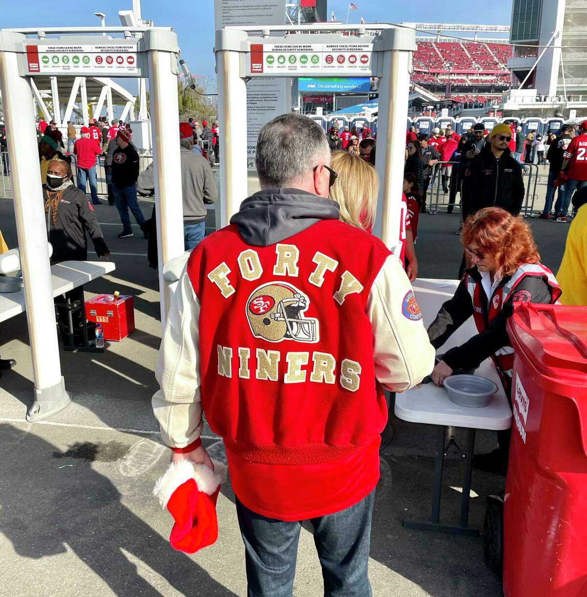 PHOTO GALLERY: SOURDOUGH SAM RECEIVES BRAND NEW LEVI'S JEANS - Levi's®  Stadium