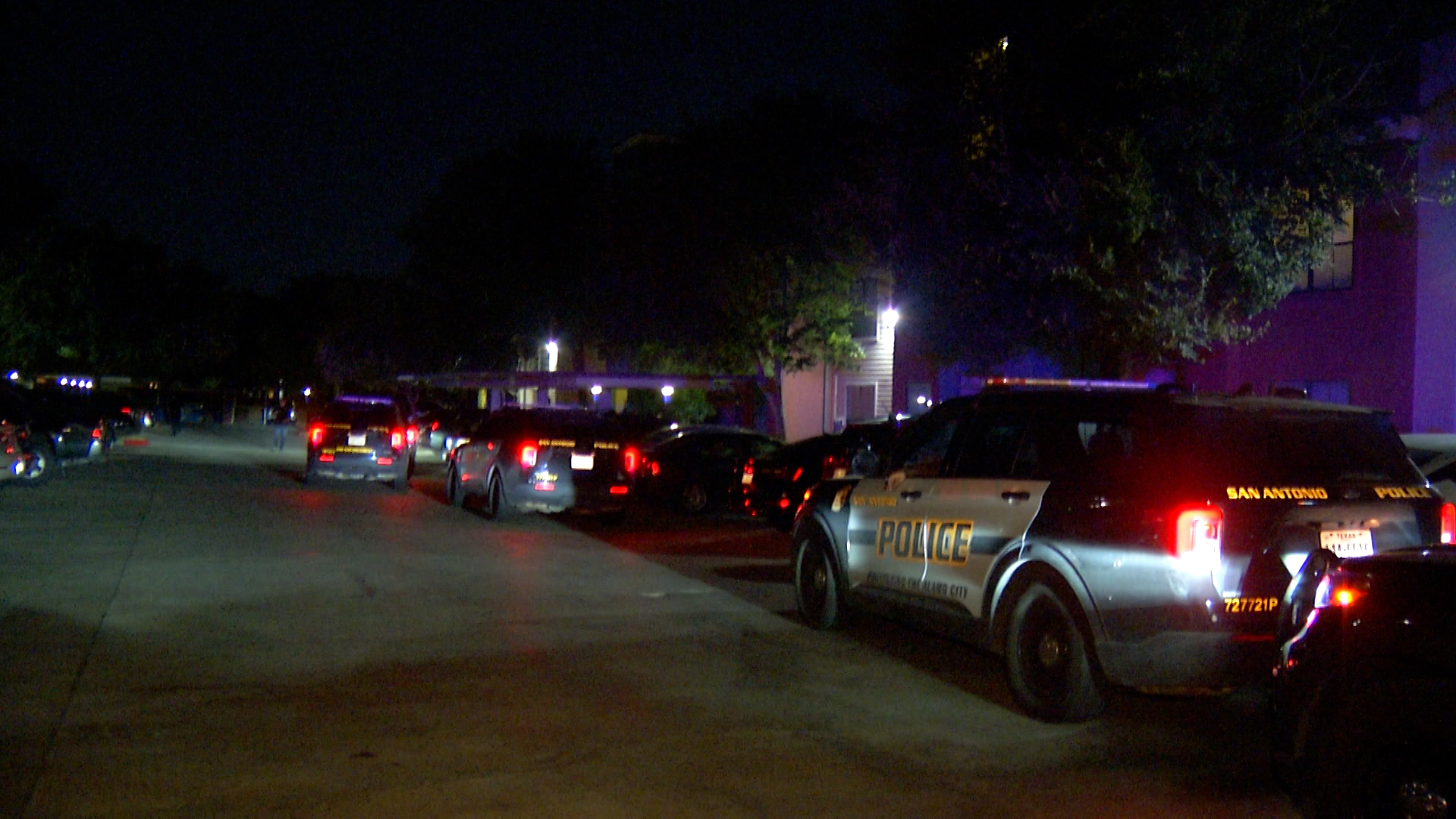 Man shot during robbery at a San Antonio apartment complex