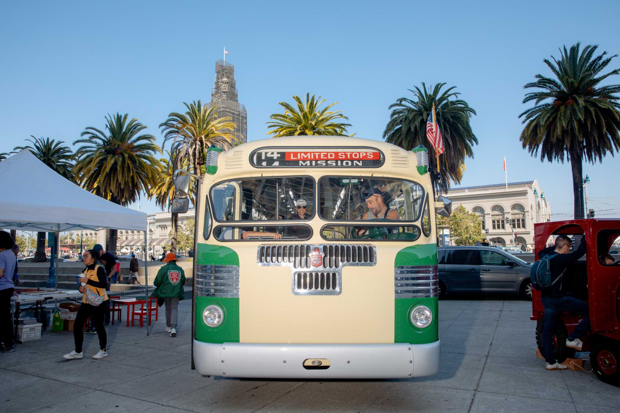 家人和朋友们参加旧金山交通遗产活动，登上历史悠久的Muni车辆