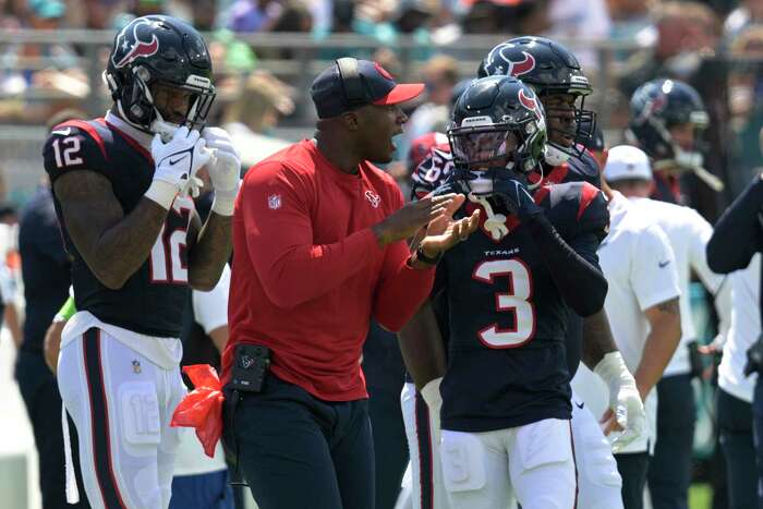 After Texans' first win, Romeo Crennel has dance fever