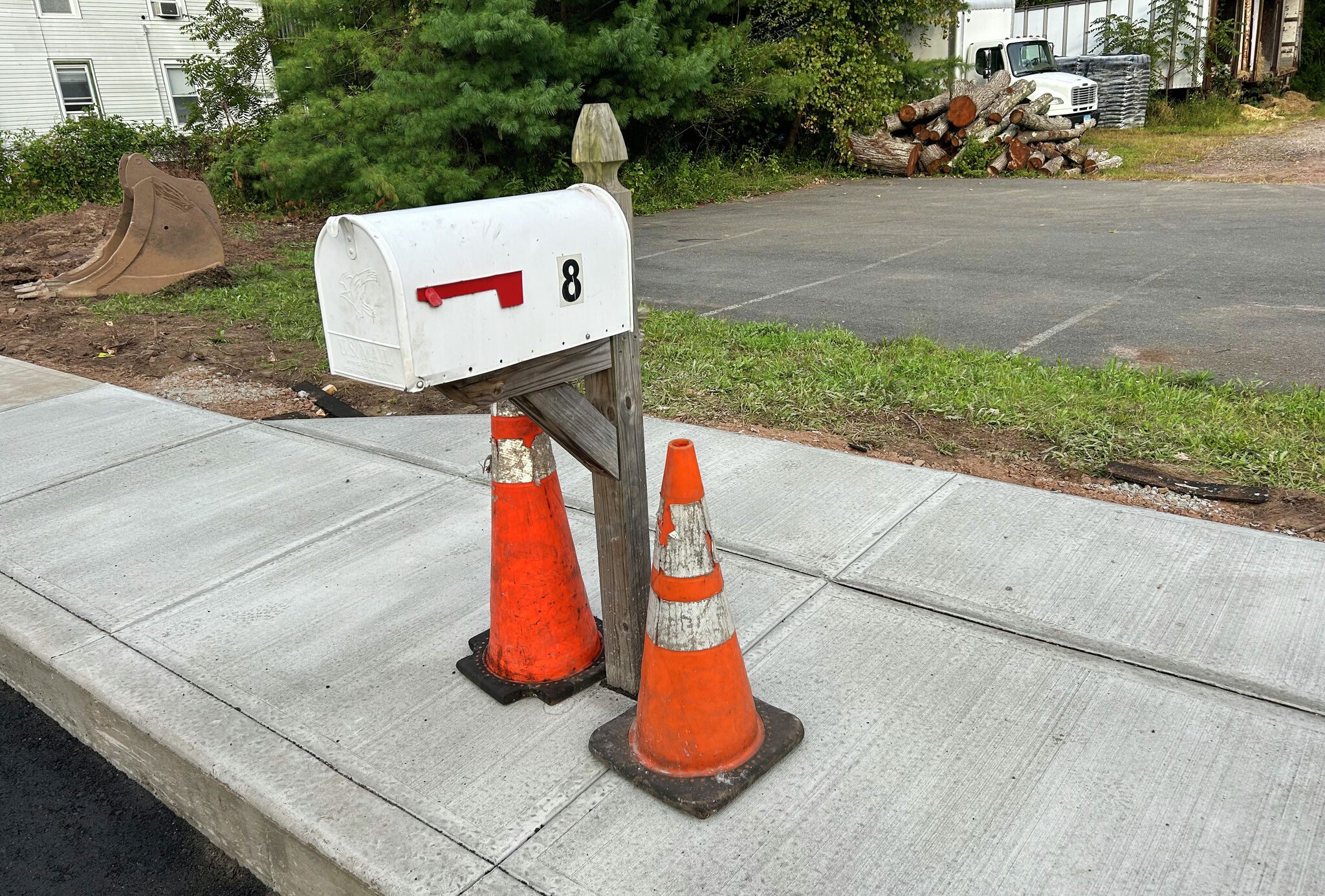 Sidewalk blunder in CT town leaves mailbox in center of pathway