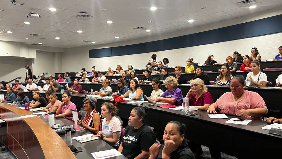 Alvin ISD offers free English classes to bilingual parents with the goal to improve their involvement in the district and students' school lives.