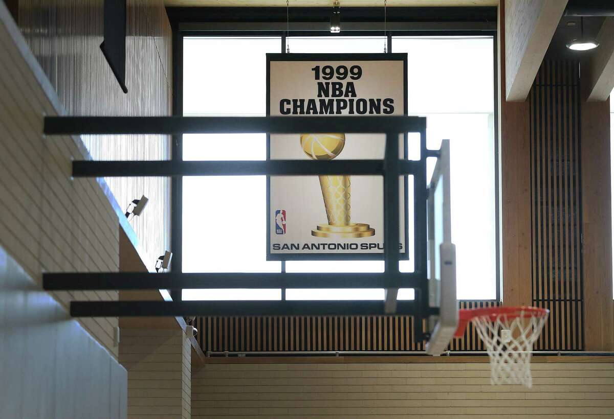 San Antonio Spurs raise 2014 Championship Banner 