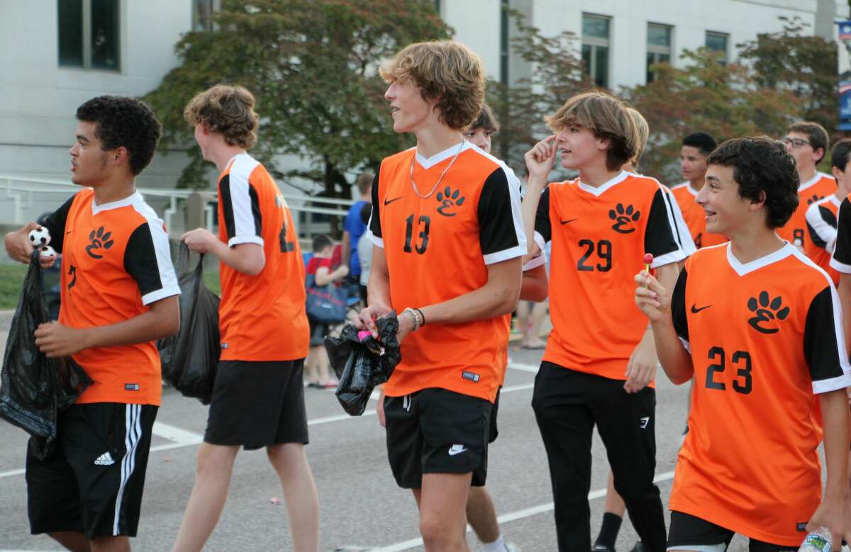 Edwardsville High Schools Groovy Homecoming Parade Draws Hundreds