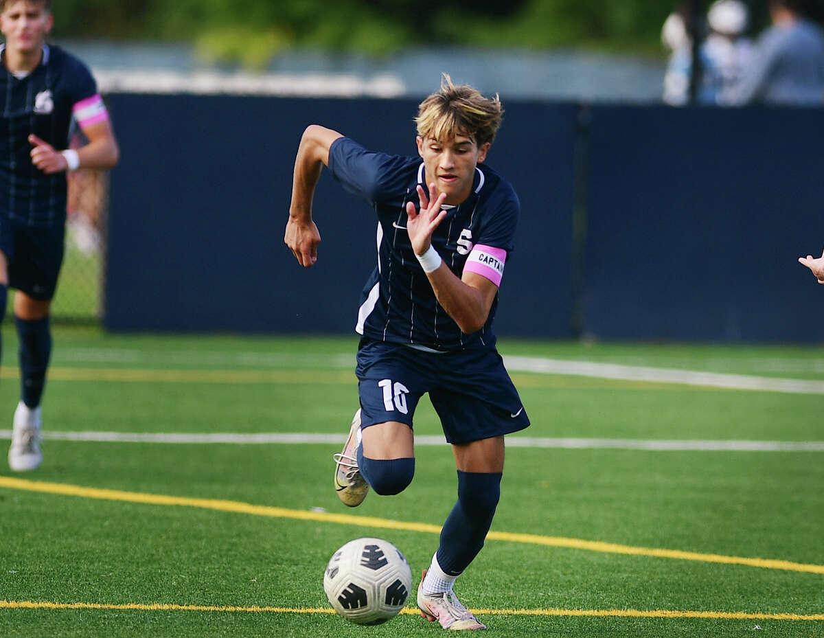 Staples defeats Greenwich in FCIAC boys high school soccer
