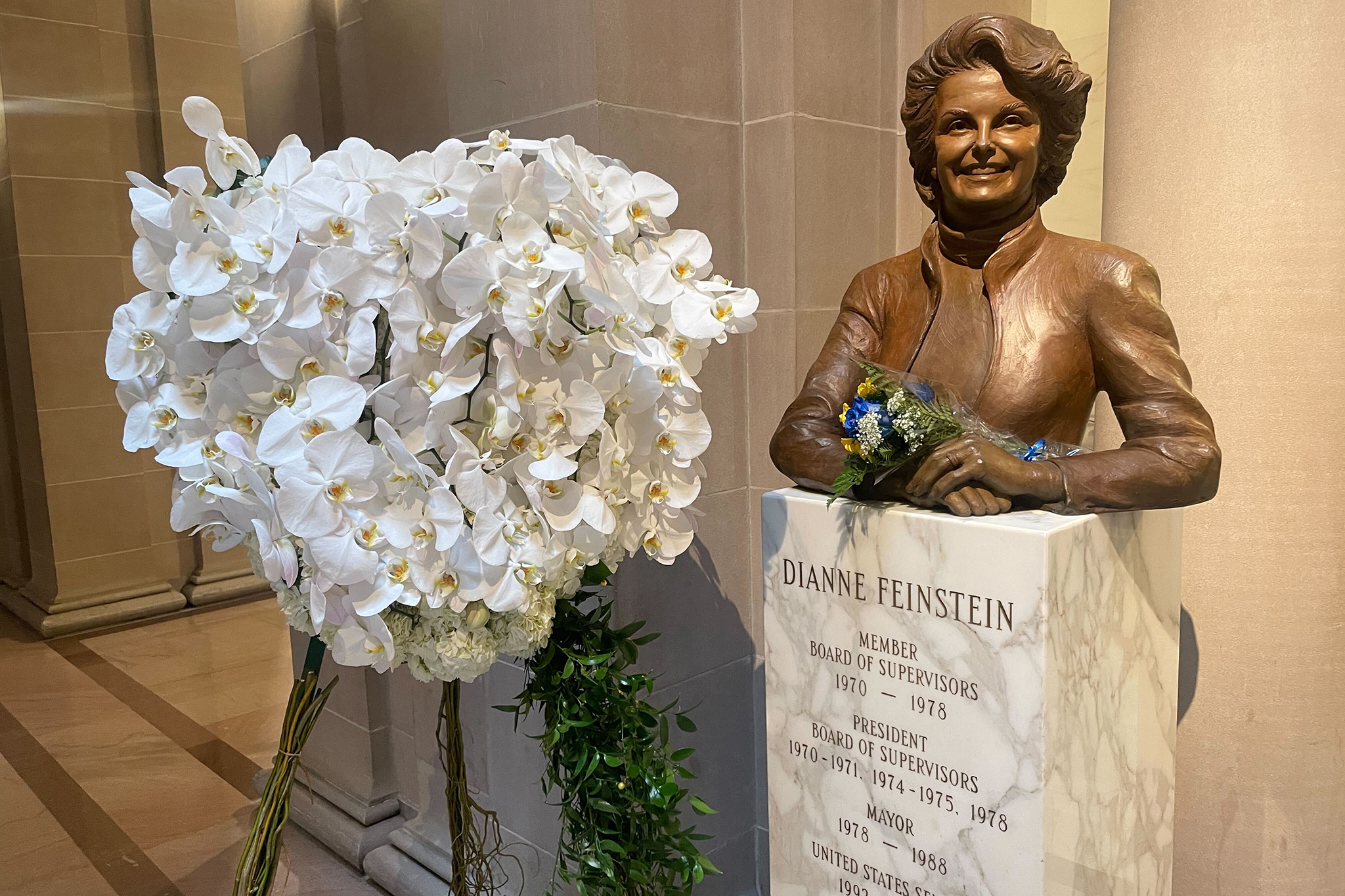 黛安·范斯坦将在本周在旧金山市政厅接受国家葬礼