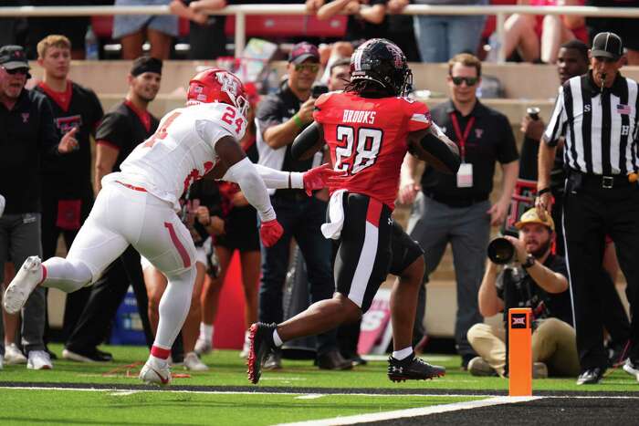 UH football uses throwback Oilers-like uniforms to enter new era