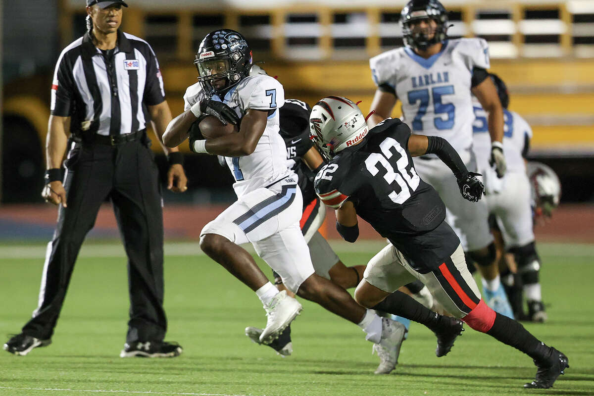 Harlan's G'Ivori Graham (7) runs past Stevens Isaiah Garcia (32) and Anthony Gonzalez during the second half of their District 29-6A high school football game at Gustafson Stadium on Saturday, Sept. 30, 2023. Harlan beat Stevens 42-7.