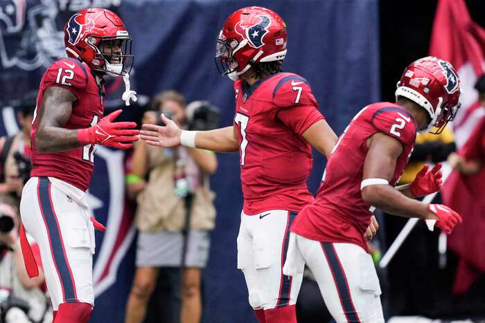 Houston, Texas, USA. 4th Dec, 2022. Houston Texans tight end Brevin Jordan  (9) makes a catch along the far sideline during the first quarter of the  game between the Houston Texans and