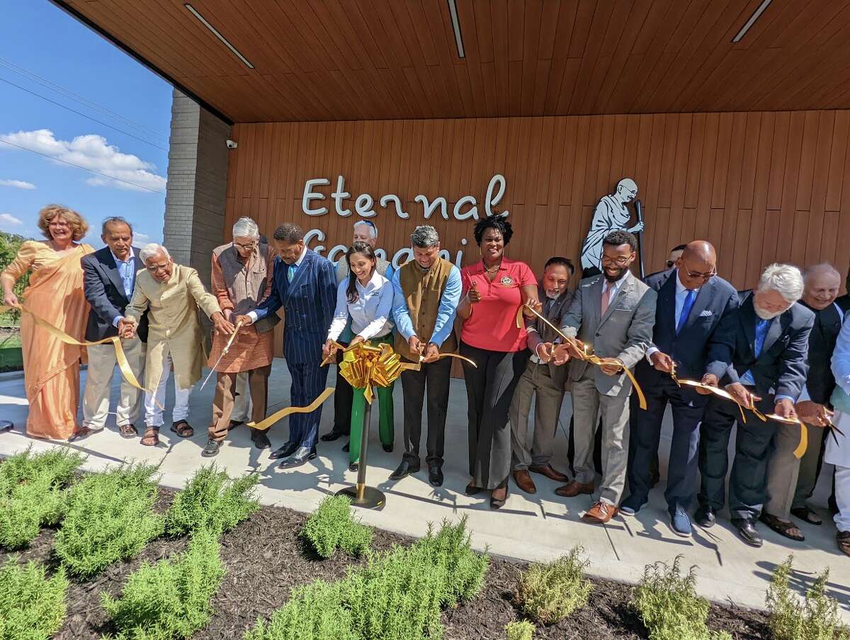 From left are: Carol McCutcheon, Sugar Land City Council member; Ajit Paralkar, cofounder and trustee; Atul Kothari, founder; Dr. Rajmohan Gandhi, grandson of Mahatma Gandhi; Isaac Newton Farris, Jr., nephew of Dr. Martin Luther King’s; John R. Naugle, Atlanta City of Peace; Tina Khatri, VP of TDK Construction; D.C. Manjunath, Consul General of India; Martha Castex-Tatum, Houston City Council member; Rep. Suleman Lalani, M.D., Texas HD 76; Dexter L. McCoy, Fort Bend County Commissioner Precinct 4; Barkat Charania, cofounder and trustee; Harris County Commissioner Rodney Ellis; Andy Icken, Chief Development Officer, Houston Mayor’s Office; Devinder Mahajan, cofounder and trustee.