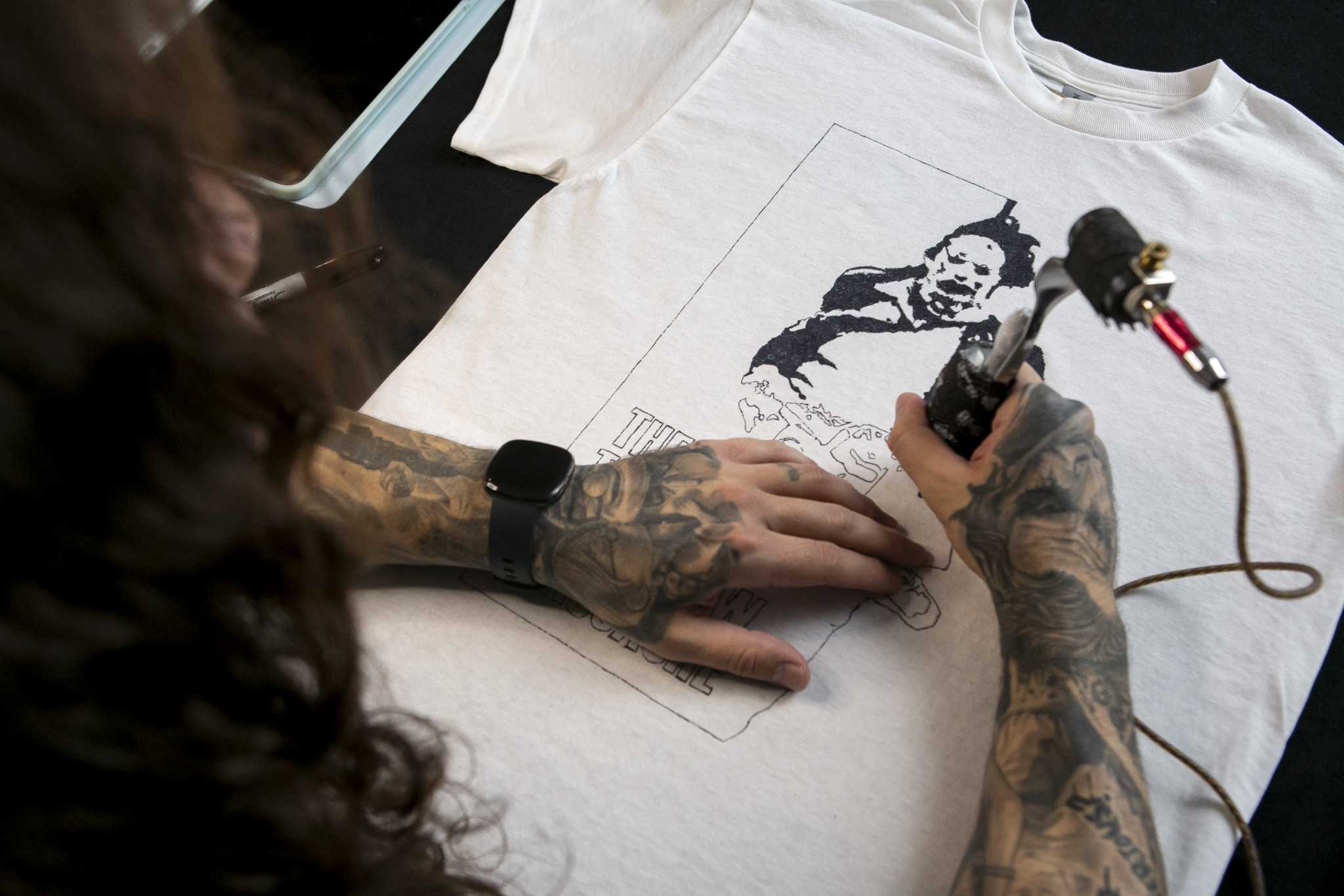 San Antonio Sharpie artist uses tattoo gun to make custom T-shirts, image size:2048x1365