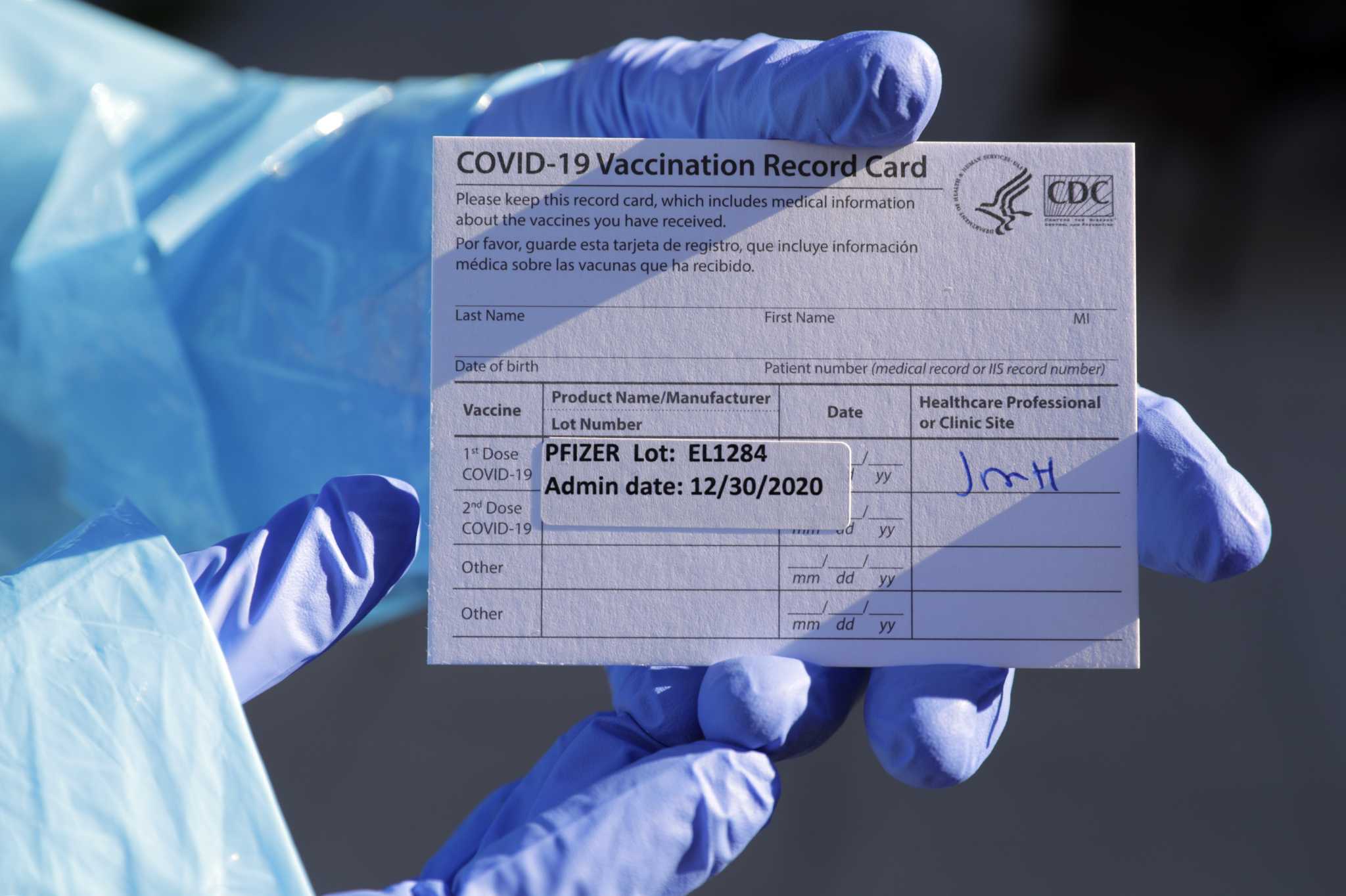تم التخلص التدريجي من بطاقات لقاح Covid الورقية بواسطة مركز السيطرة على الأمراض.  هذا هو السبب