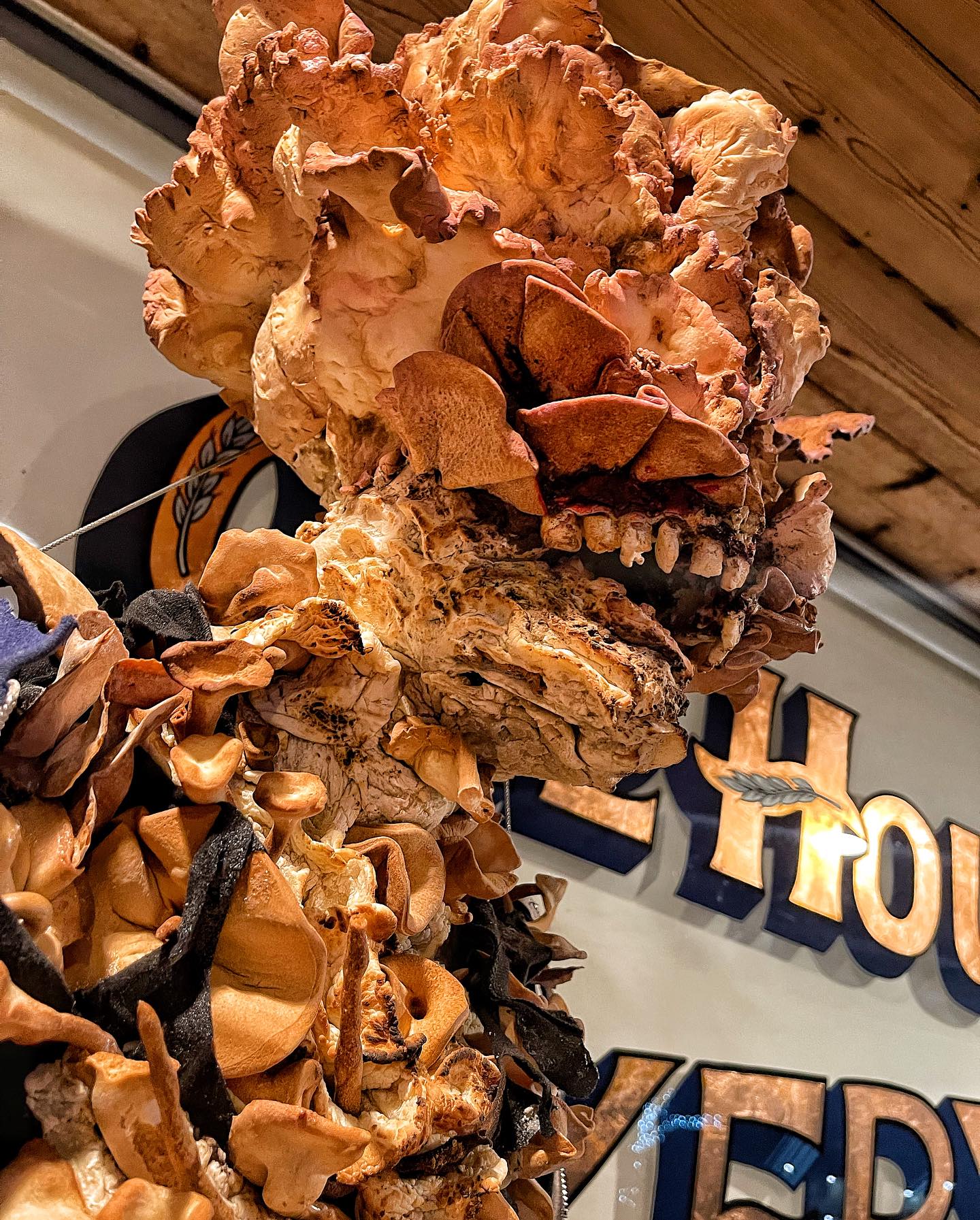湾区的一家面包店用面包雕塑出《最后的我们》中的僵尸
