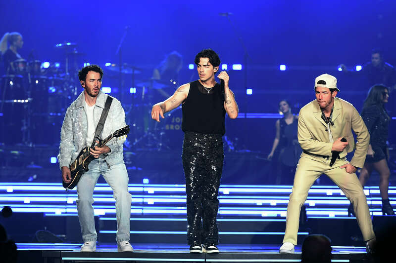 Fans giddy over Jonas Brothers' Cowboys Thanksgiving show