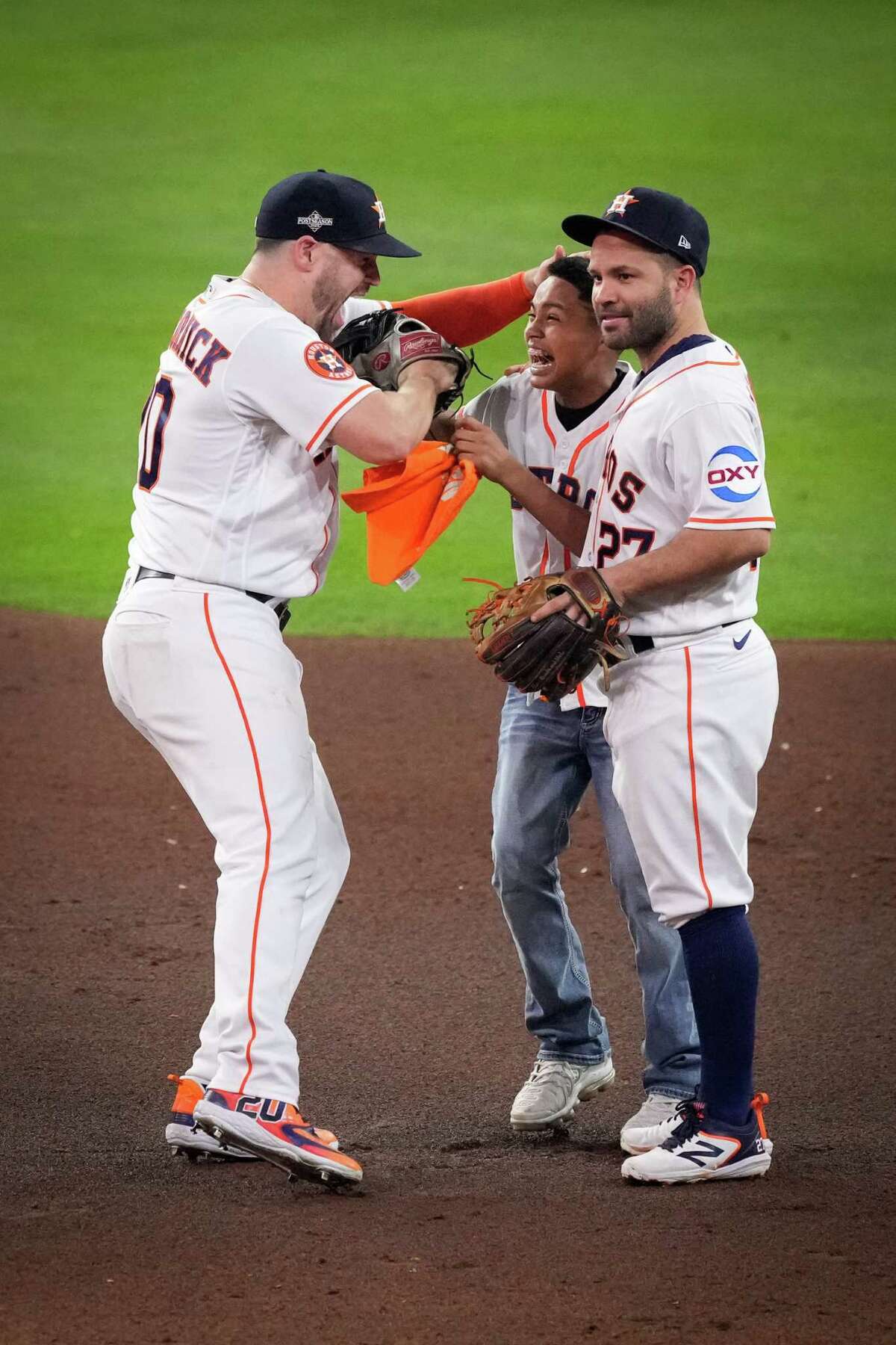 Guy who hugged Jose Altuve during ALCS Game 2 finally gets selfie