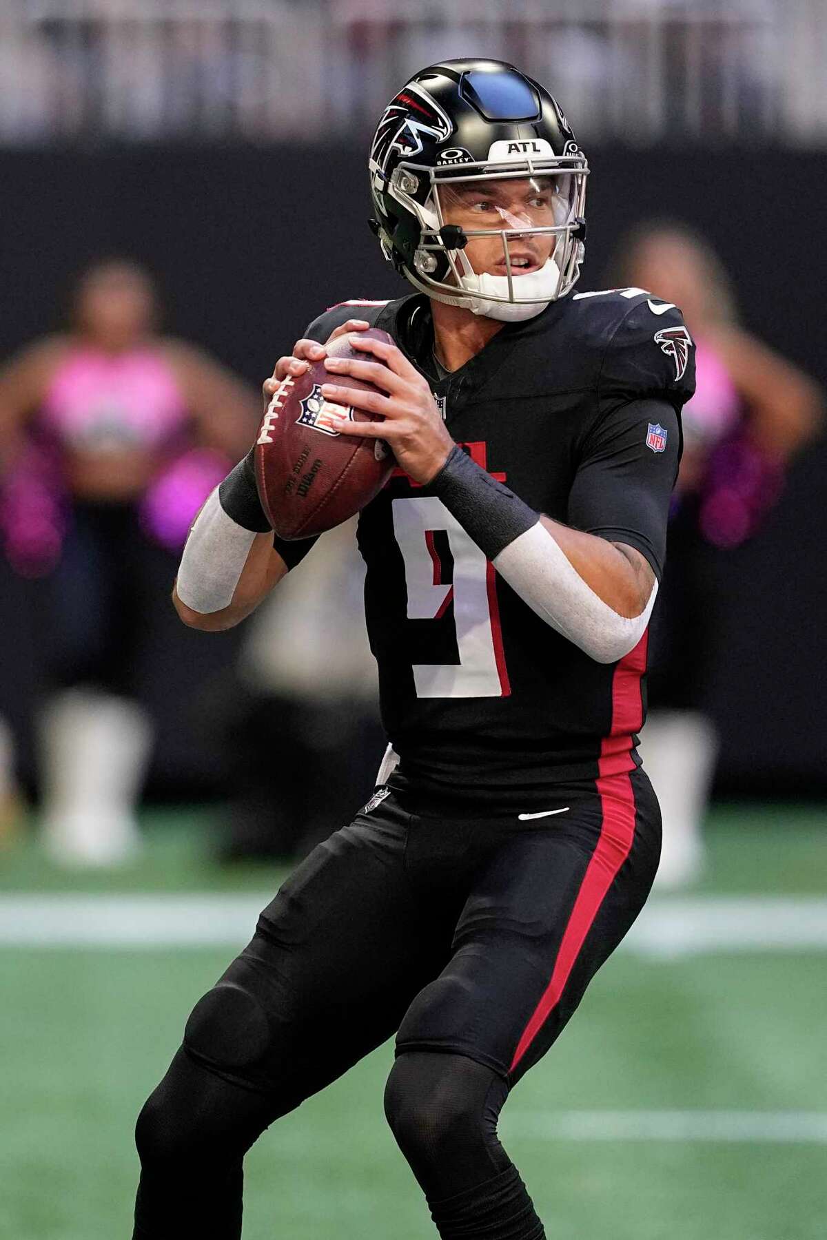 Tyler Allgeier of the Atlanta Falcons scores a touchdown past Shaq News  Photo - Getty Images