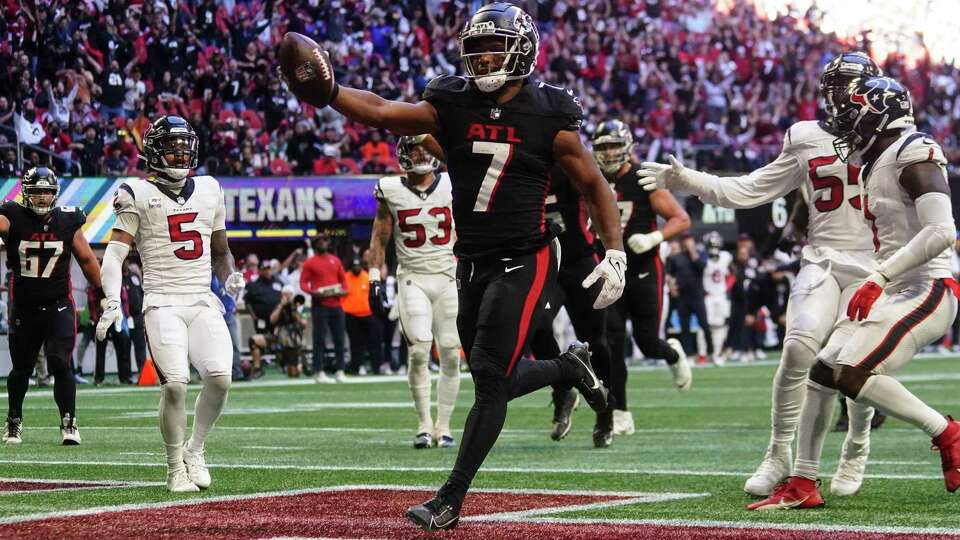 Atlanta Falcons running back Bijan Robinson (7) scores a touchdown in the second half of an NFL football game against the Houston Texans in Atlanta, Sunday, Oct. 8, 2023. (AP Photo/John Bazemore)