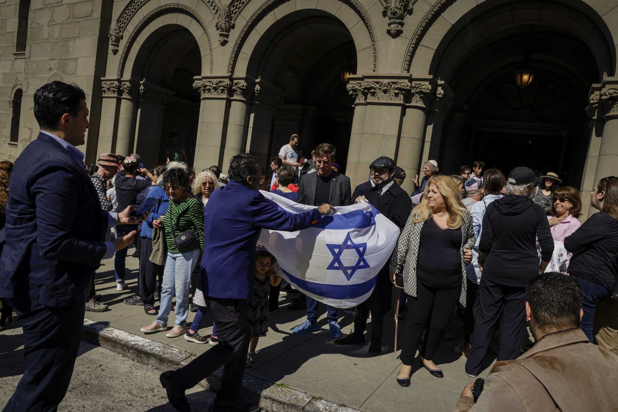 数百人聚集在旧金山的犹太教堂声援以色列：黑暗时刻
