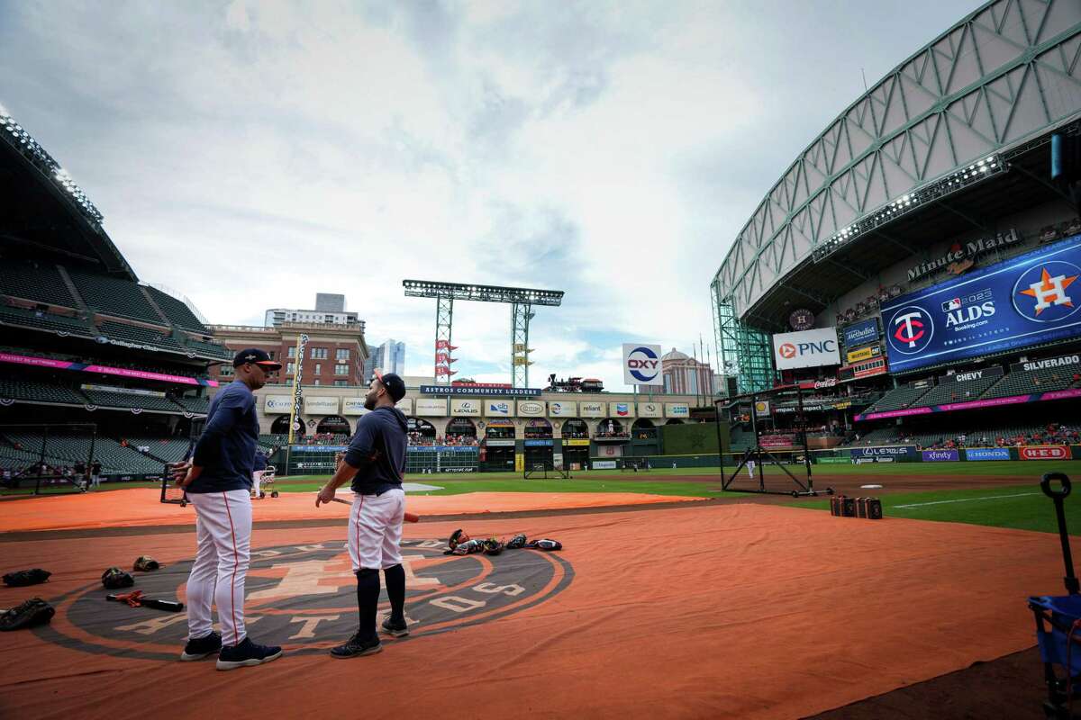 Fans welcome open roof, as long it doesn't rain on Astros on-field win