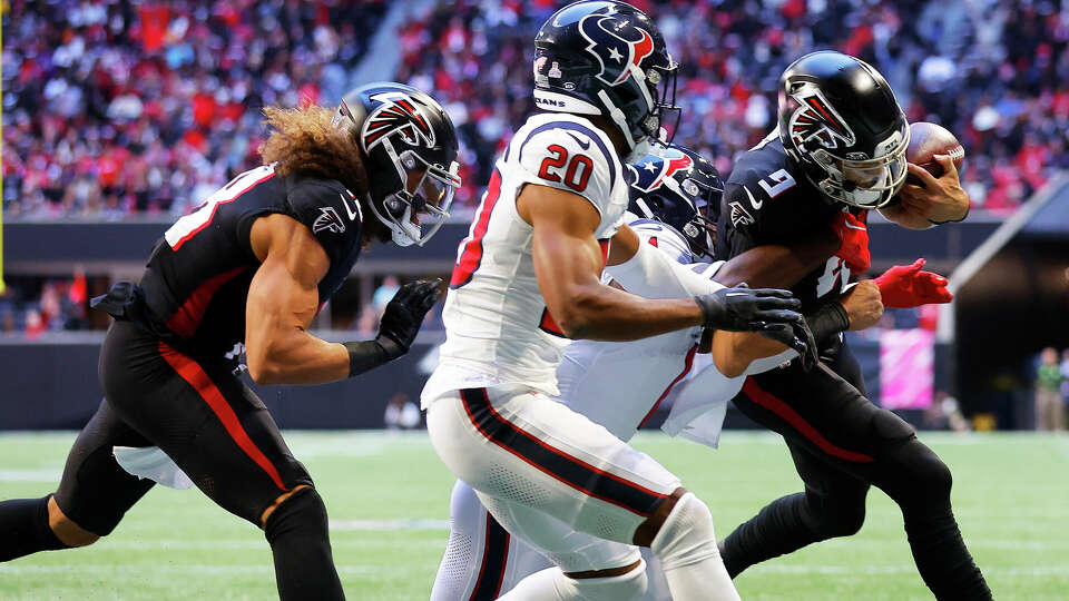ATLANTA, GEORGIA - OCTOBER 08: Desmond Ridder #9 of the Atlanta Falcons scores a touchdown past Ka'dar Hollman #20 of the Houston Texans in the first quarter at Mercedes-Benz Stadium on October 08, 2023 in Atlanta, Georgia. (Photo by Todd Kirkland/Getty Images)