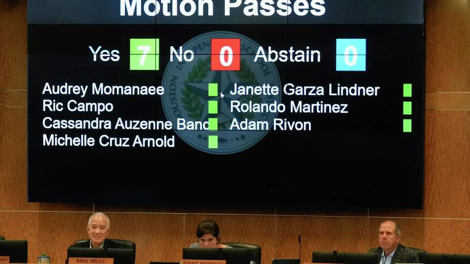 Houston ISD Board of Trustees voted 7-0-0 to approve new evaluation system for principals during the meeting on Thursday, Oct. 12, 2023 at Hattie Mae White Educational Support Center in Houston.