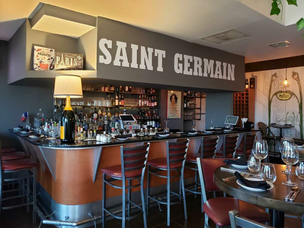 L'espace nouvellement décoré de la Brasserie Saint Germain à Ridgefield est contemporain mais incontestablement français.